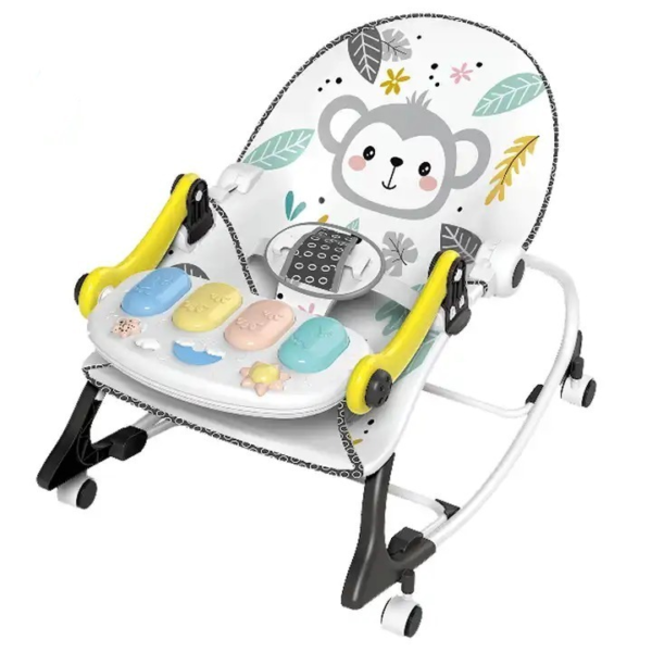 Bebé disfrutando en una silla mecedora musical con ruedas y piano interactivo. Diseño ergonómico, suave colchón y luces coloridas para estimulación sensorial. Segura y perfecta para momentos de juego y descanso.