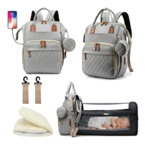 Mochila pañalera multifuncional en gris con cuna portátil, bolsillos térmicos y correas para coche de bebé